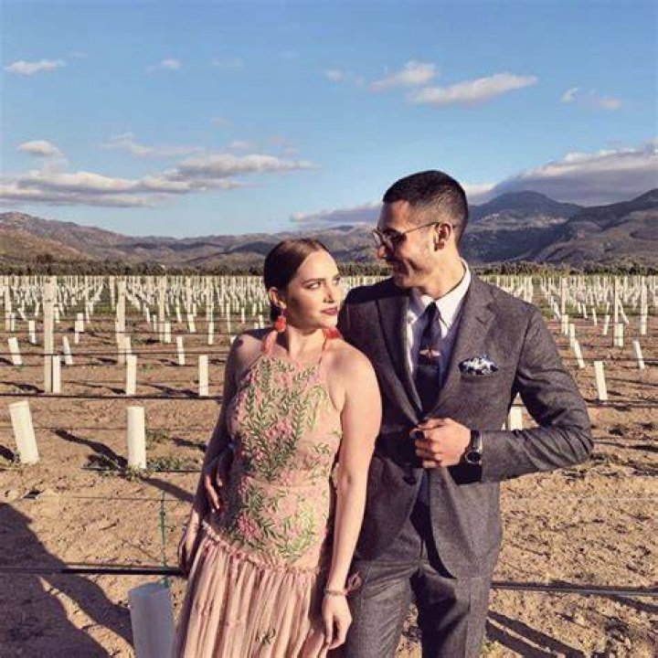 Alejandro Speitzer y Minnie West en Santa Mar&iacute;a la Ribera, locaci&oacute;n de