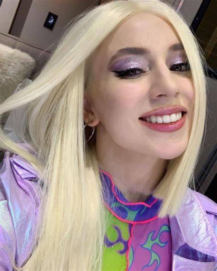 Ava Max loves that moms and kids are enjoying her hit “Kings & Queens