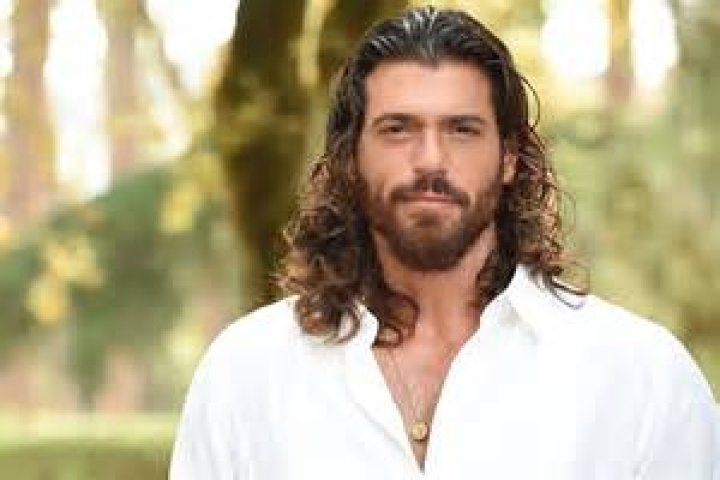Can Yaman è rifatto? Spunta una foto dal passato