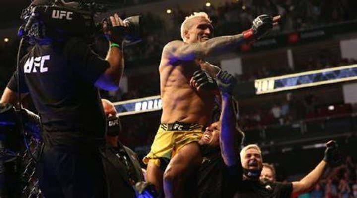 Charles Oliveria KOs Michael Chandler to claim UFC lightweight crown