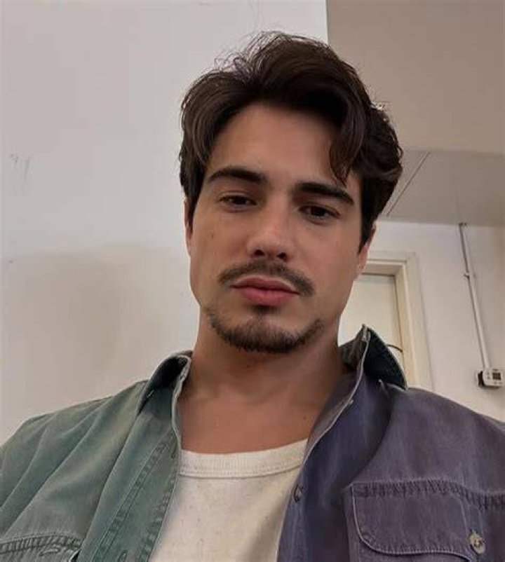 Danilo Mesquita celebra anivers&aacute;rio da namorada &ldquo;Te amo profundamente