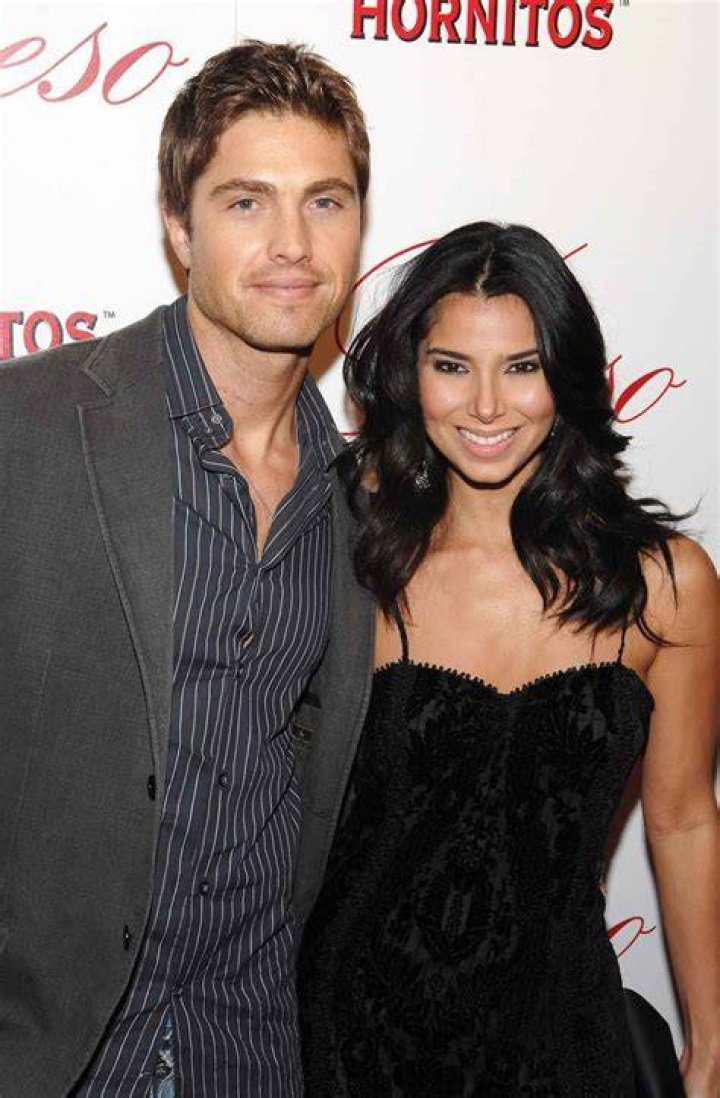 Did Eric Winter and Roselyn Sanchez attend the show Celebrity Family