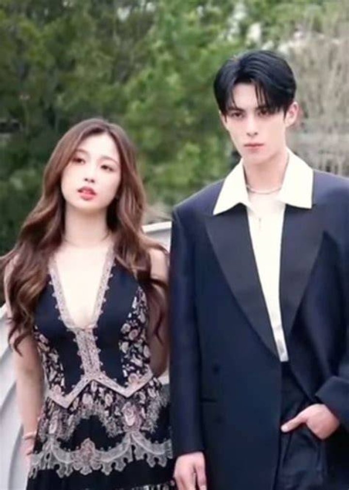 Dylan Wang 💗 Esther Yu trong 2022 Nhóm nhạc bts, Vuông