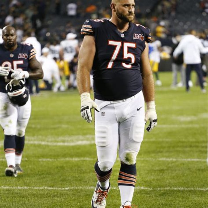 Kyle Long remains in Chicago, will not play on Sunday