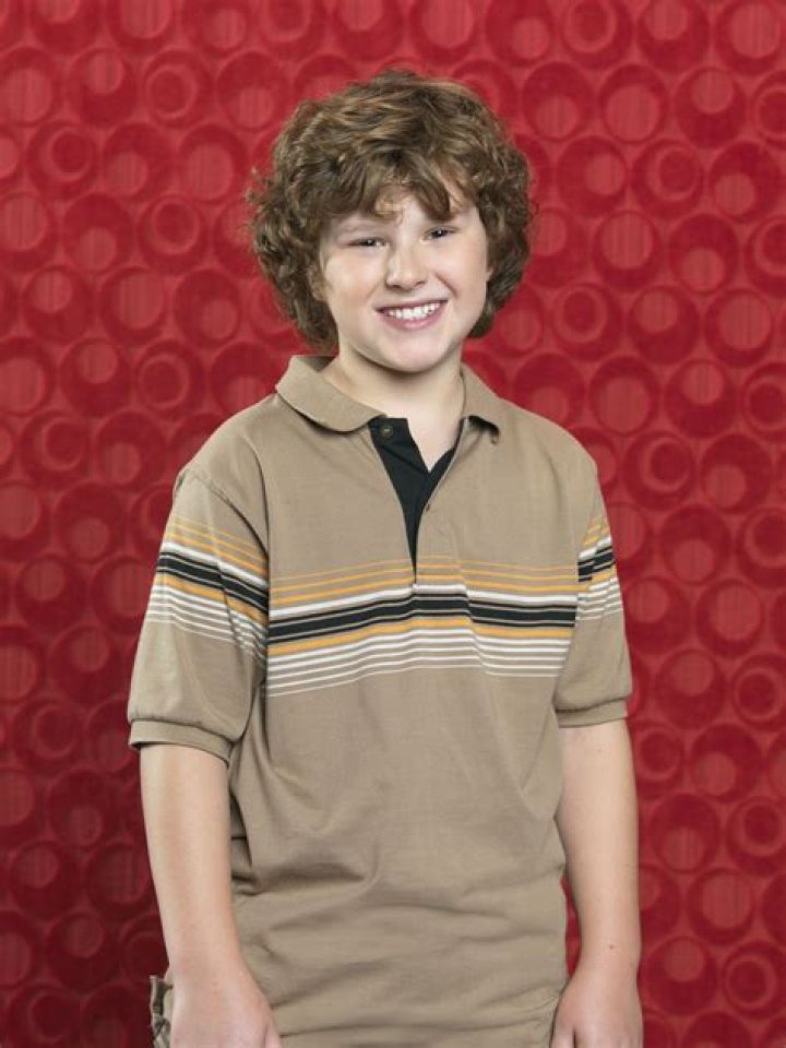 Nolan Gould Modern family luke, Modern family funny, Luke modern family