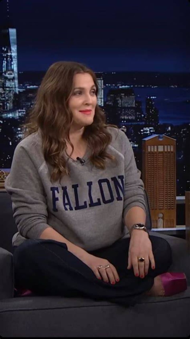 Pin on Celebrities sitting crosslegged
