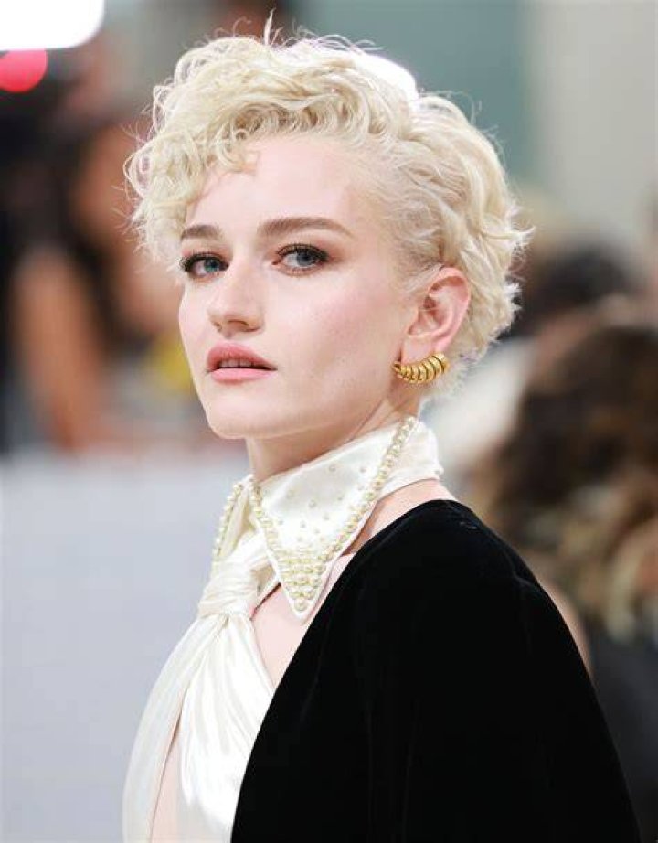 Who Is Julia Garner's Husband, Mark Foster? POPSUGAR Celebrity UK